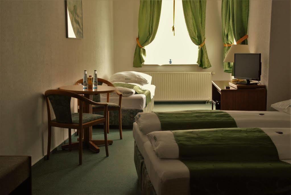 Hotel Abtshof Халберщат Екстериор снимка